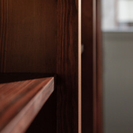 Close-up detail of the richly textured Larix wood shelf at Saint-Jean Deli, displaying the quality of materials chosen by Ivo Jelinek of IJarchitecture.