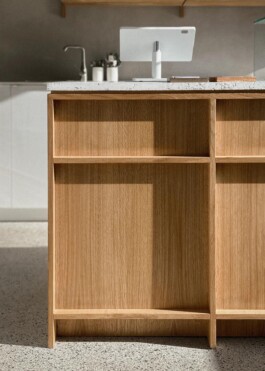 Detail of the custom oak counter with white concrete slab at Saint-Jean Bakery in Amsterdam by IJarchitecture. 